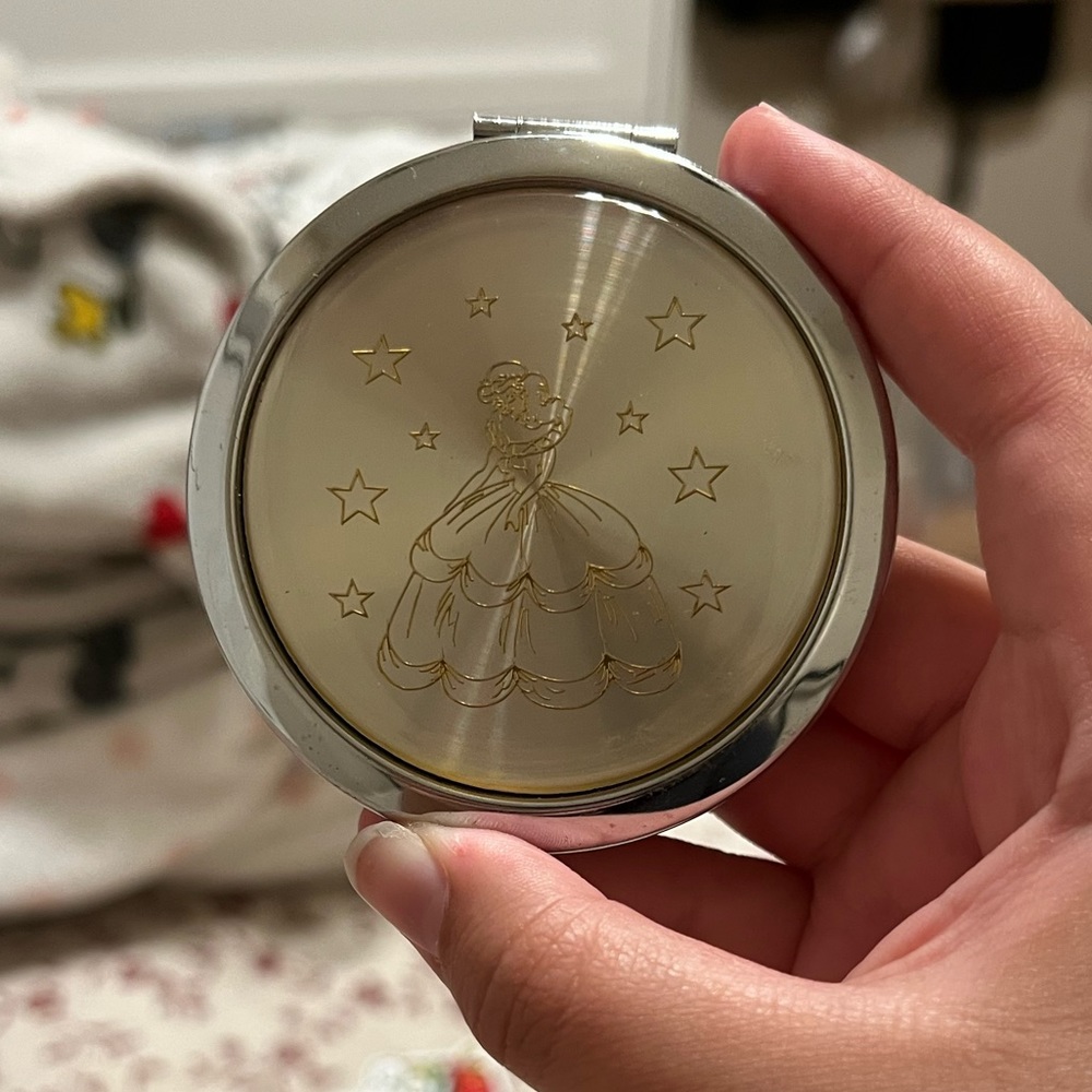 Belle compact mirror